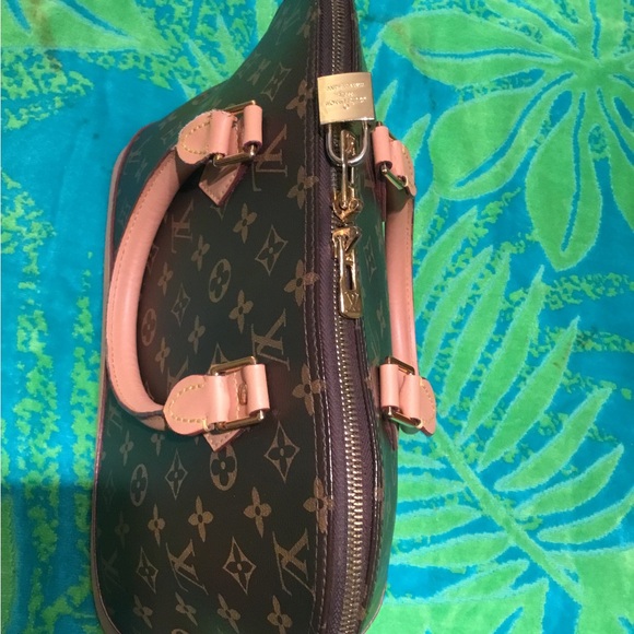 BEAUTIFUL LV BAG VERY LIGHTLY USED ONLY $465.00🔥🔥🔥🎁🎁 . - Picture 8 of 16